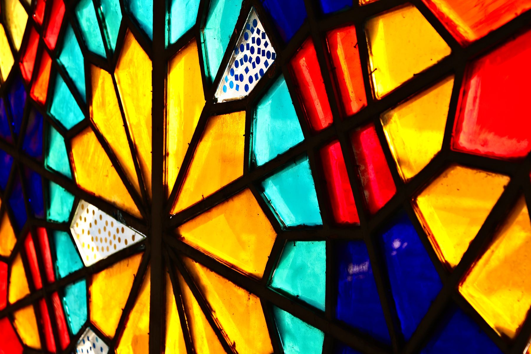 Vidriera geométrica de colores